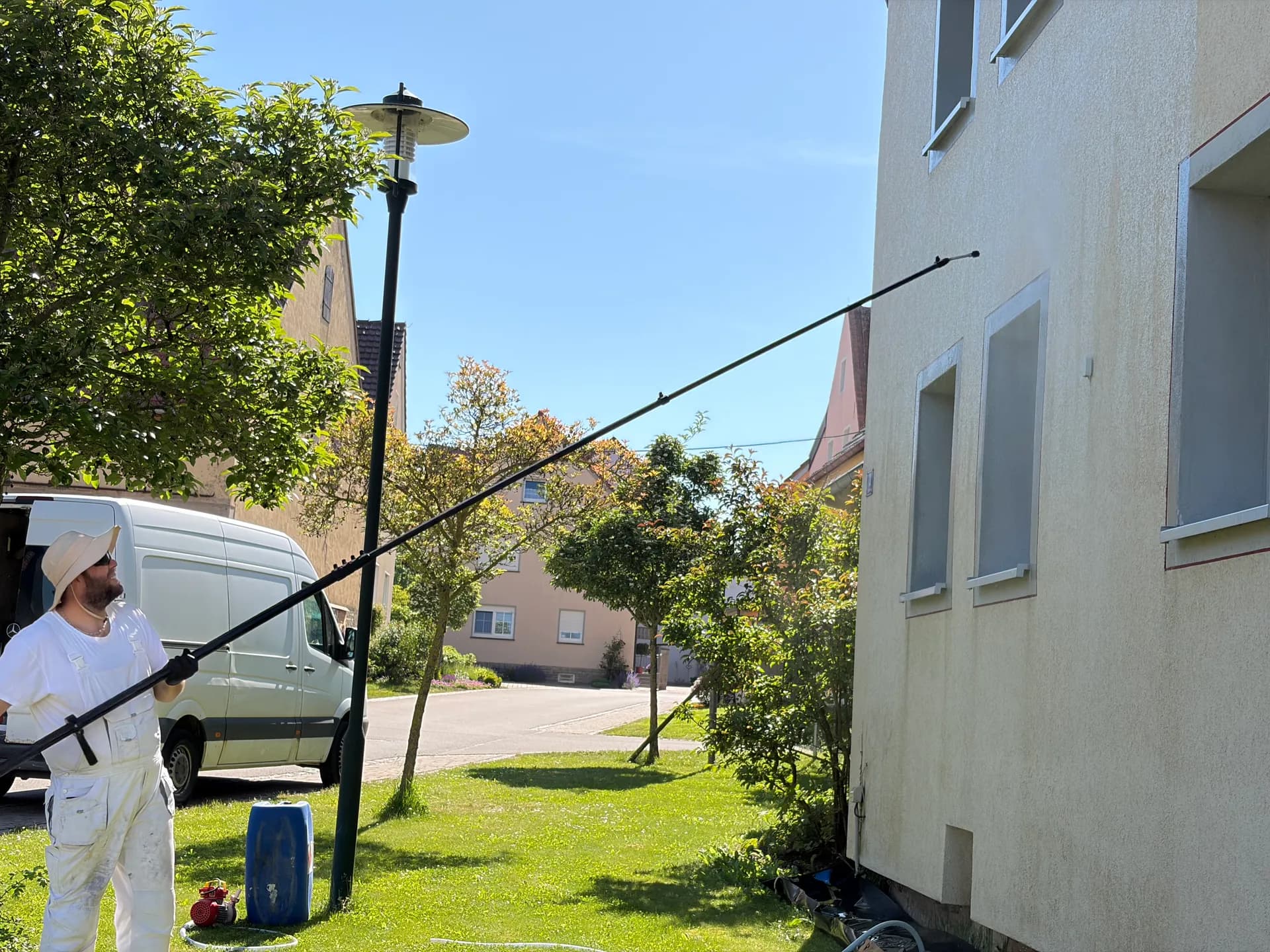 Mitarbeiter im Einsatz am Objekt – Hausmeisterservice und Gebäudepflege