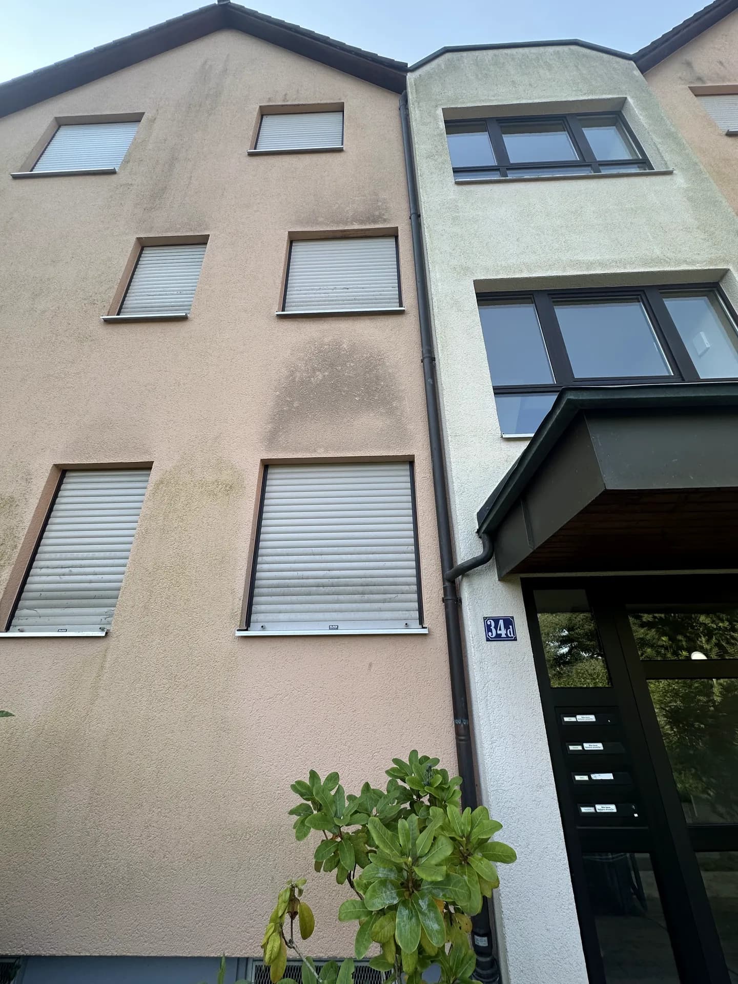 Mehrfamilienhaus mit Balkonen nach der Fassadenreinigung – Objekt einer Hausverwaltung