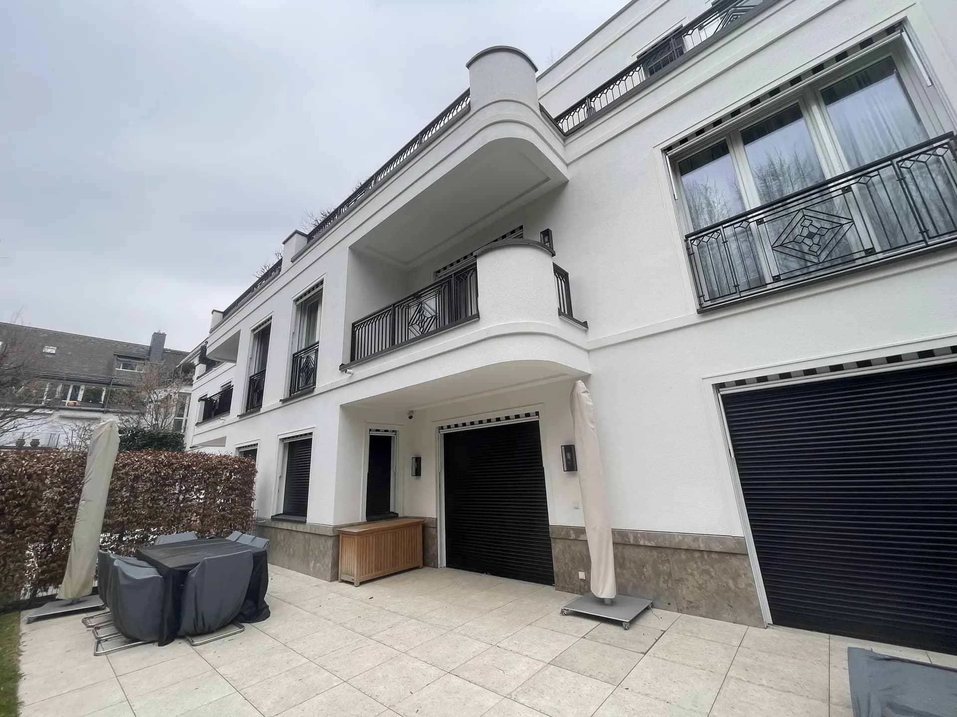 Modernes Wohnhaus mit großzügiger Verglasung – Spezialreinigung für Fachwerk-Glas-Architektur